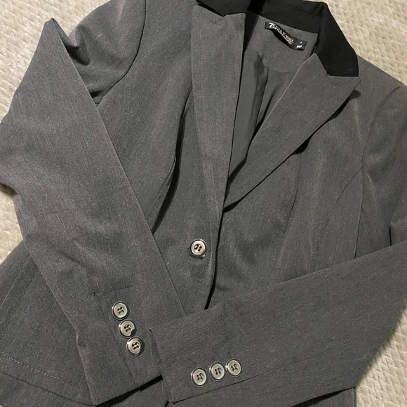 NEW YORK AND COMPANY BLAZER - Picture 1 of 2